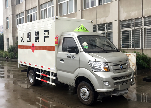 重汽王牌小型1.3噸液化氣瓶運(yùn)輸車